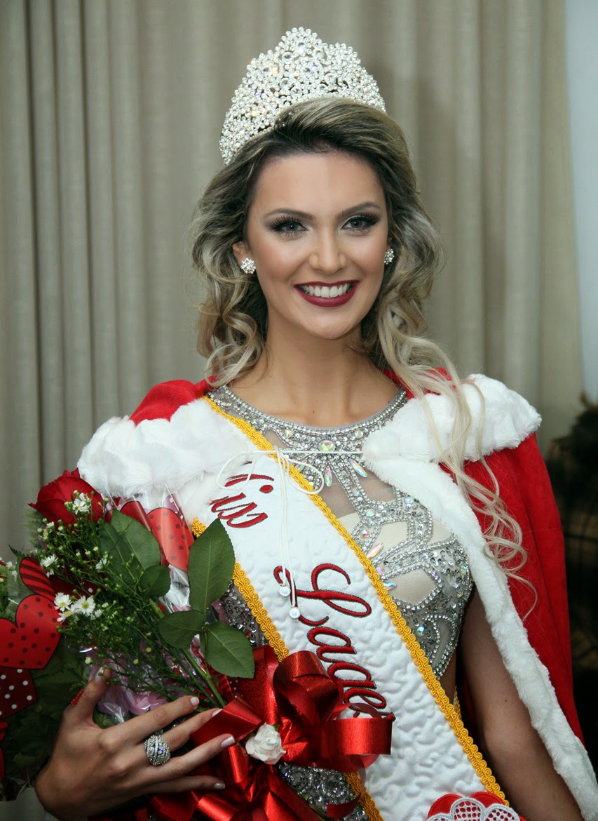 Miss Santa Catarina prefeito entrega coroa à representante de Lages